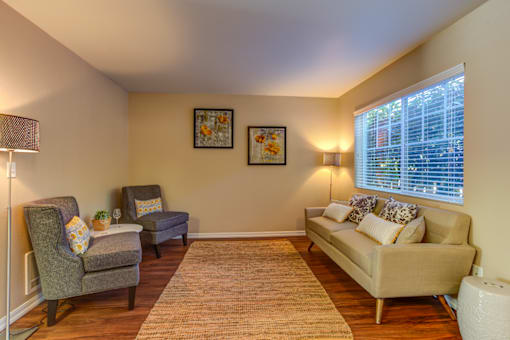 Living room at Commons at Hawthorn Village Apartments, Oregon