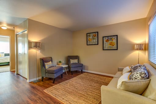 Living room with table and couch at Commons at Hawthorn Village Apartments, Hillsboro, OR, 97124