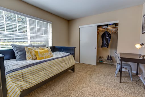 Bedroom with bed at Commons at Hawthorn Village Apartments, Hillsboro