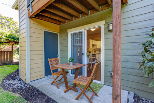 Building outdoor area at Commons at Hawthorn Village Apartments, Oregon