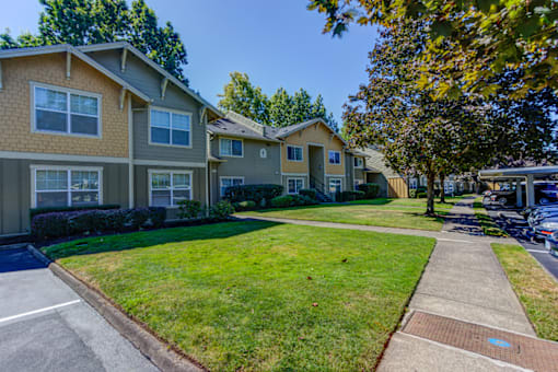 Lawn at Commons at Hawthorn Village Apartments, Hillsboro
