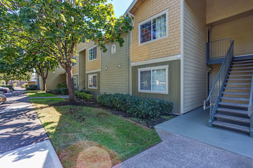 Outdoor seating at Commons at Hawthorn Village Apartments, Oregon