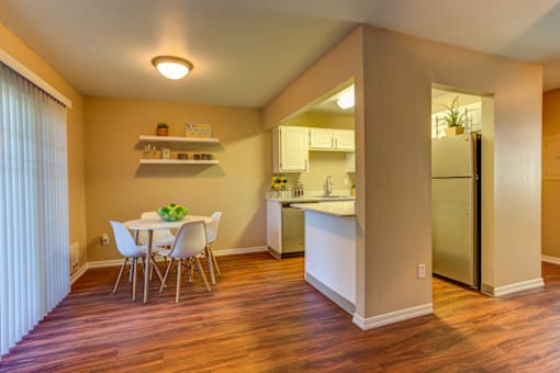 Living and dining at Commons at Hawthorn Village Apartments, Hillsboro