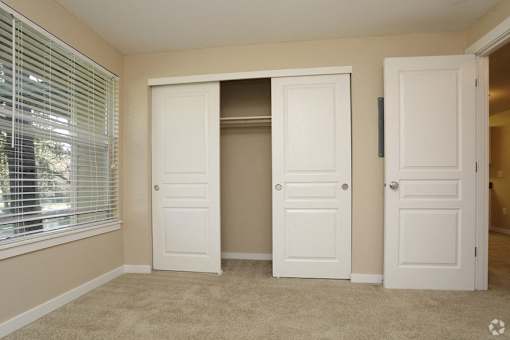 Bedroom at Commons at Creekside Apartments, Hillsboro, OR, 97123