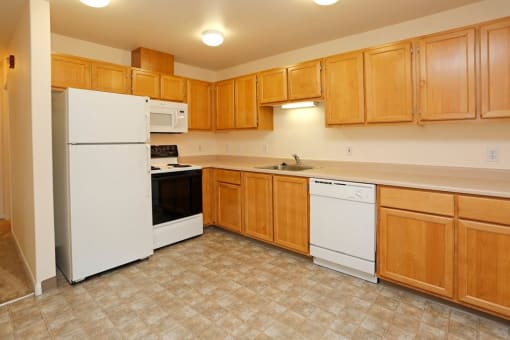 Kitchen at Redwood Commons Apartments, McMinnville, OR 97128