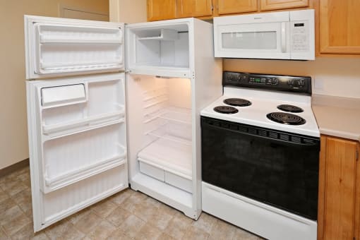 Kitchen appliances at Redwood Commons Apartments, Oregon 97128