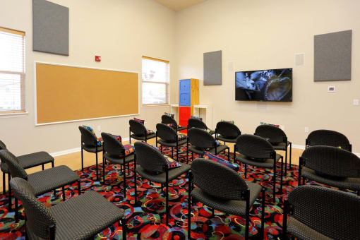 Seating at Redwood Commons Apartments, McMinnville