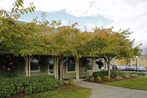 Exterior Building and Grass at Redwood Commons Apartments, Oregon 97128