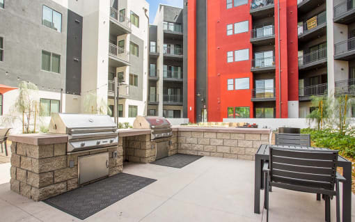 Exterior | Motif Apartments For Rent in Woodland Hills, CA 91367