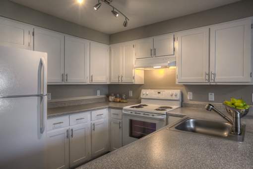 Fully Equipped Kitchen at Fieldstone Apartments, Oregon