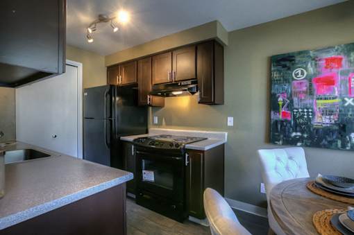Eat In Kitchen at Waverly Gardens Apartments, Oregon