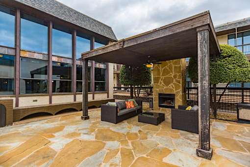 LaVita on Lovers Lane outdoor patio lounge