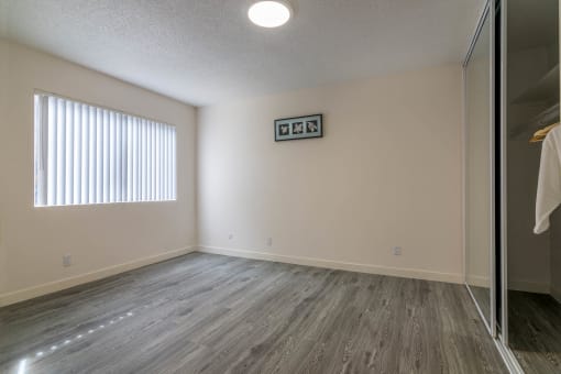 Berdoom with mirror closet