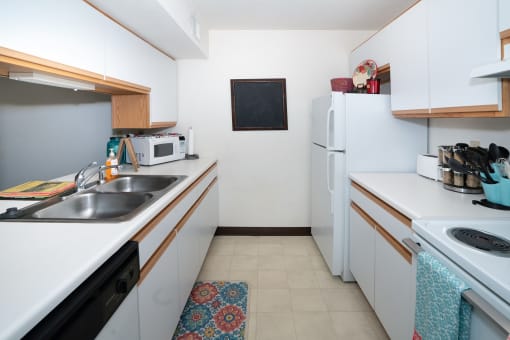 Fully Furnished Kitchen at Morris Estates Apartments, Hopkinsville, KY