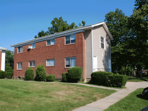 Building Exteriors at Brookwood at Bay Shore in Bay Shore, NY 11706