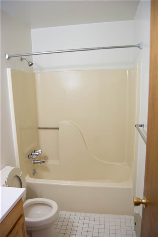 Oval Tub at Brookwood at Oakdale 55+, Oakdale, NY