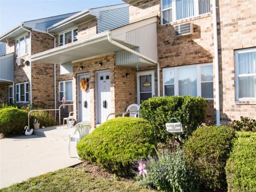 Courtyard View at Brookwood at Oakdale 55+, New York