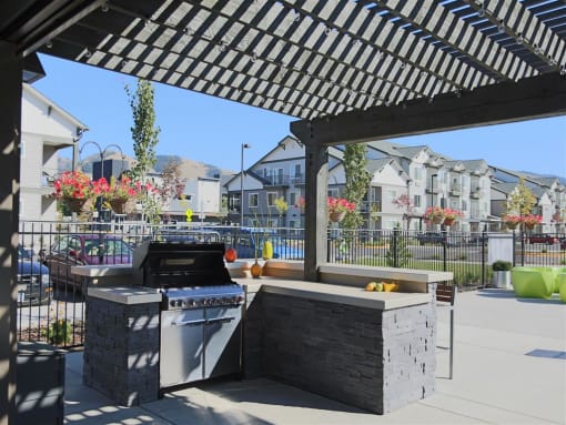 Picnic And Bbq Area at Corso Apartments, Missoula, Montana