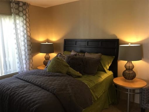 Bedroom With Lamp at Seabreeze Apartment Homes, Vallejo, 94590-7602