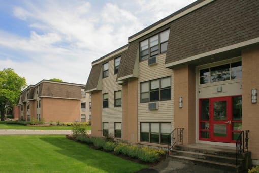 Entrance Oxford Apartments Stoughton
