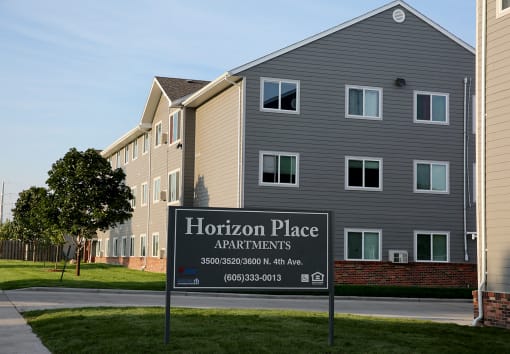 outside of horizon place apartments building