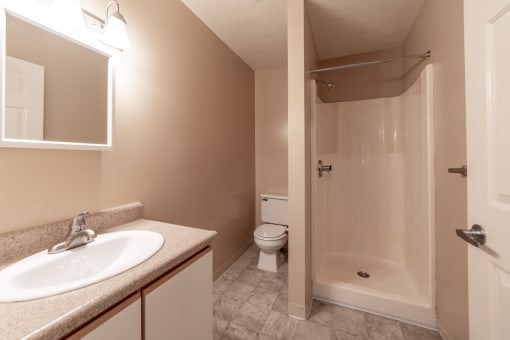 Luxurious Bathrooms at Bradford Ridge Apartments, Bloomington, 47403