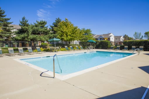 swimming pool and sundeck at Northlake Farms Apartments, Illinois