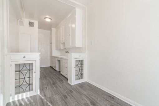 Kitchen area with built-in in glass display