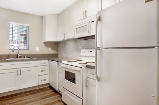 Appliances In Kitchen at Pacific Trails Luxury Apartment Homes, Covina, 91722