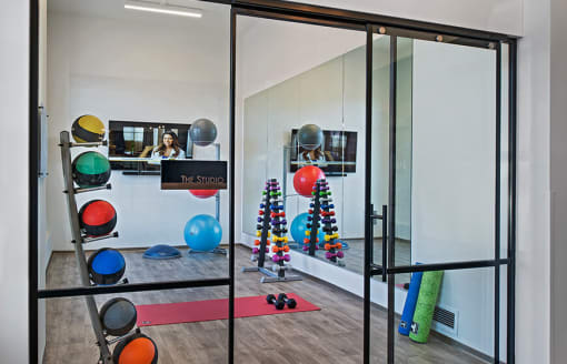 a photo of a gym area
