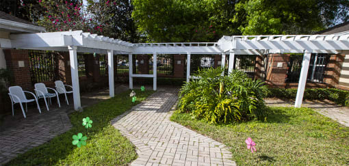 Courtyard With Green Space at Savannah Court & Cottage of Oviedo, Oviedo, FL