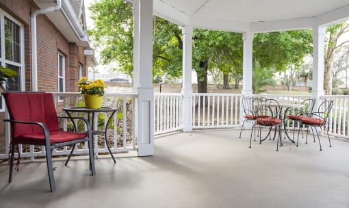 Outdoor Patio Area at Savannah Court & Cottage of Oviedo, Oviedo, Florida