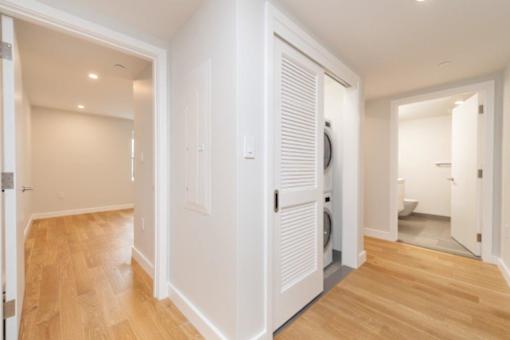 hallway, washer/dryer