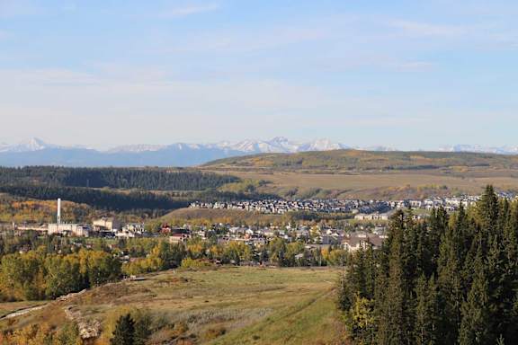 A small town with a mountain range in the background.