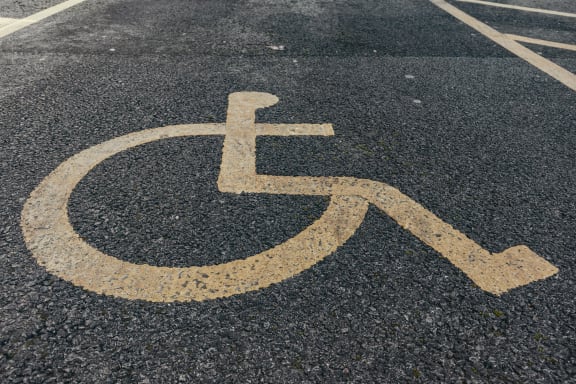 a disabled parking sign in a parking lot