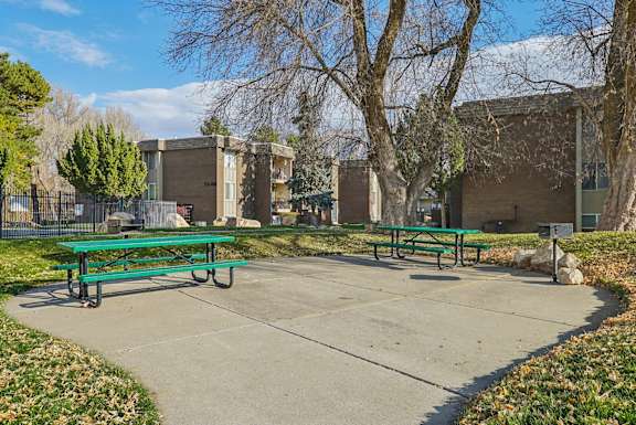 Community Courtyard at Country Woods Apartments, Utah