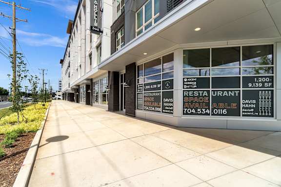 A building with a white facade and a sign that says "BESTA LIBRANT" on it.