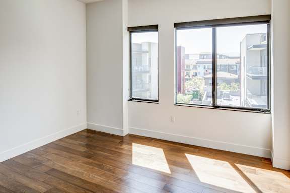 Room with two windows at Misora Apartments, San Jose