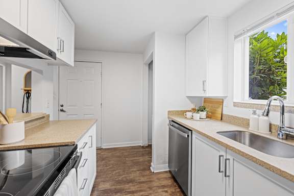 Modern Kitchen at 2000 Lake Washington Apartments in Renton, WA 98056