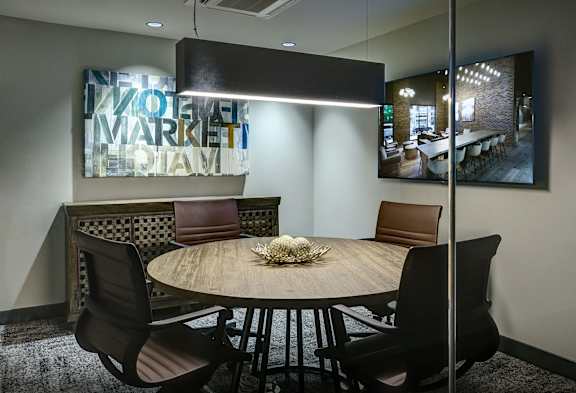 A conference room with a round table and chairs. at The Mason Apartments, Chicago, IL, 60607