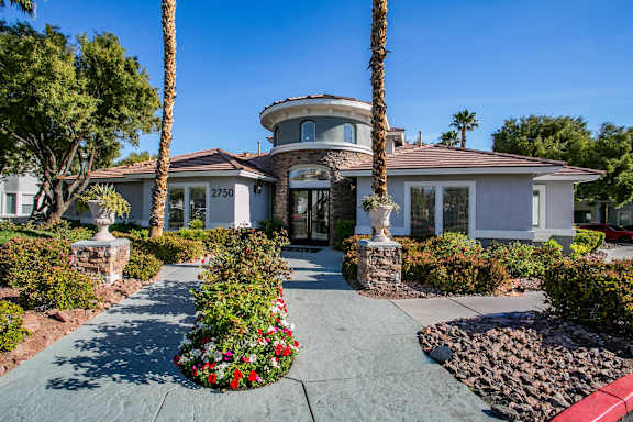 Courtyard Walking Path at Octave Apartments, Las Vegas