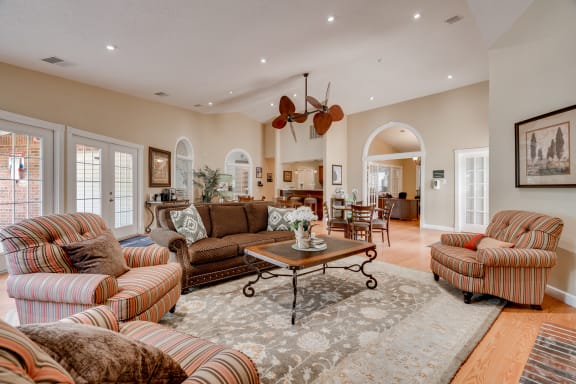 Clubhouse Lounge & Kitchen