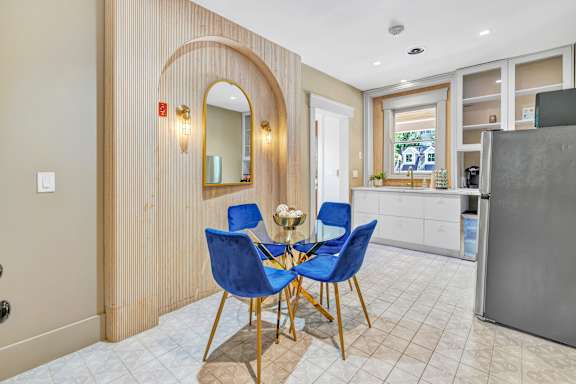A dining area with a table and four chairs. at Ardenwood Apartments, North Haven