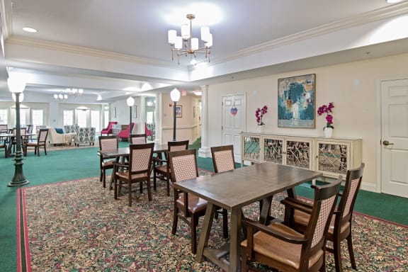 a dining area with a table and chairs at Tyrone, St. Petersburg, 33710