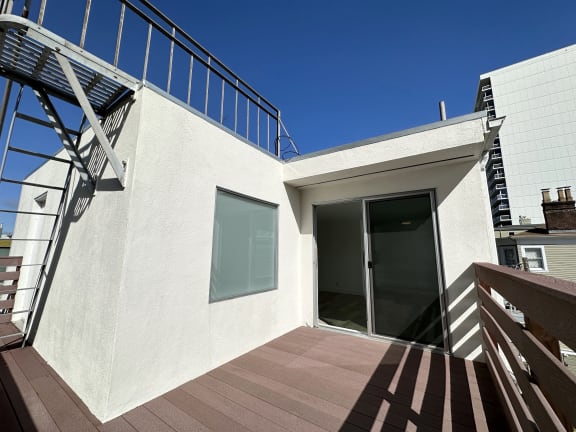 a view of the deck from the back of the house