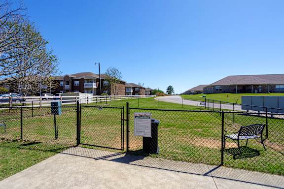 leash-free pet park with sitting area at The Oakley at Deerfield Apartments in Florence, AL