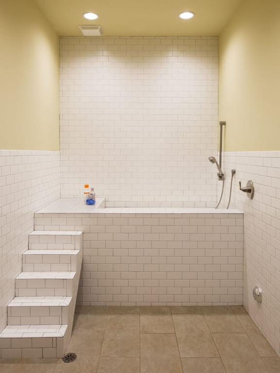 Fantastic indoor pet spa for resident pets at 4700 Colonnade pet-friendly apartments for rent in Vestavia Hills, AL