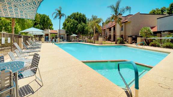 Large swimming pool with spa and sundeck at Gentrys Walk Apartments, Arizona