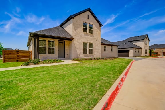This spacious 2 bedroom 2 bathroom home features hardwood-style flooring, stainless steel appliances, and an attached two-car garage.in willow park texas, build to rent, homes for rent in Willow park, professionally managed rental home community, private yards, low maintenance, pet-friendly.