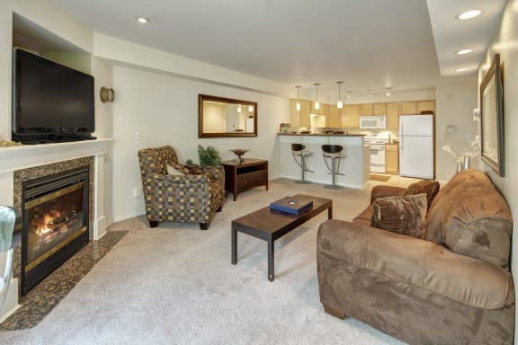 Admirals Cove Apartments - Living Room
